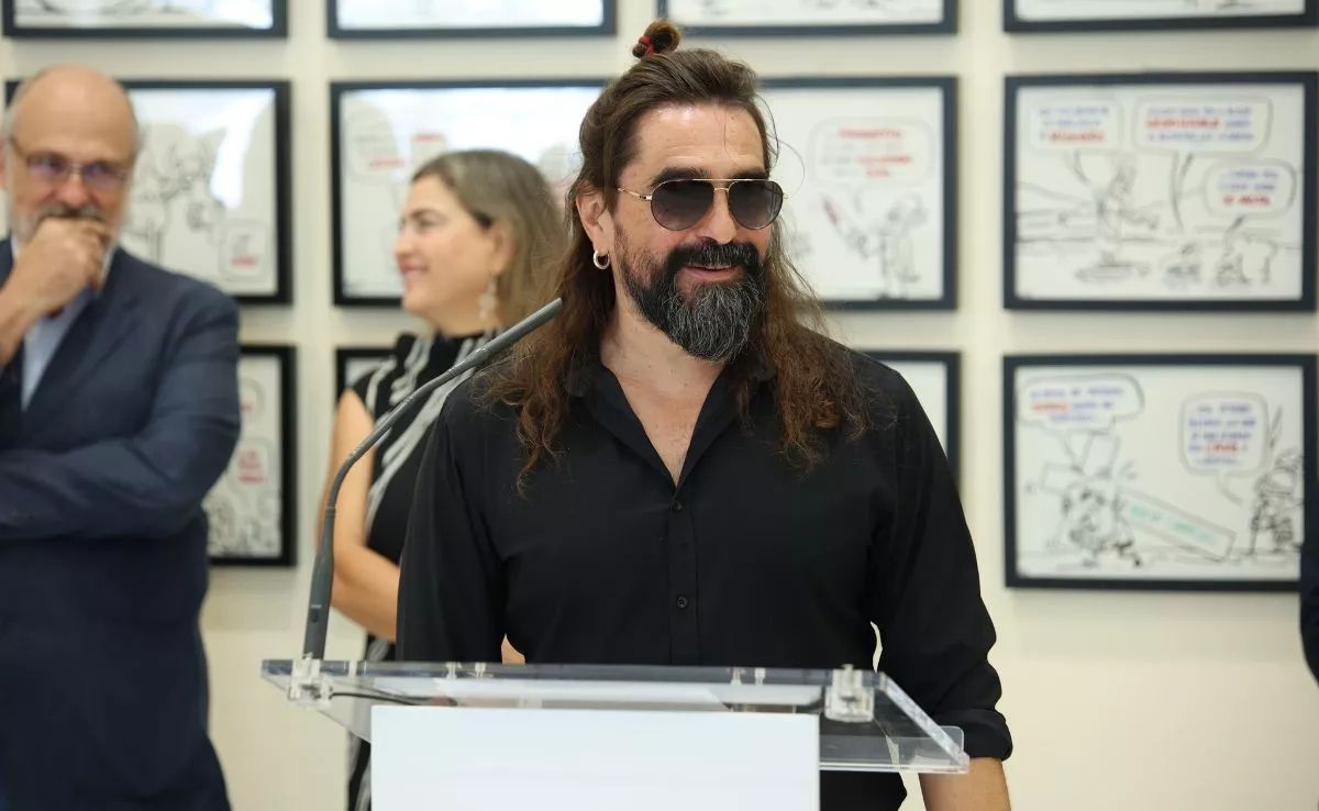  Pepe Farruqo, humorista gráfico, caricaturista e ilustrador,  en la presentación de la muestra en el Parlamento de Canarias. /Cedida