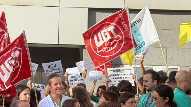 Manifestación de sanitarios en a las puertas del Hospital Universitario Nuestra Señora de Candelaria. / ATLÁNTICO HOY - ALBA MARICHAL