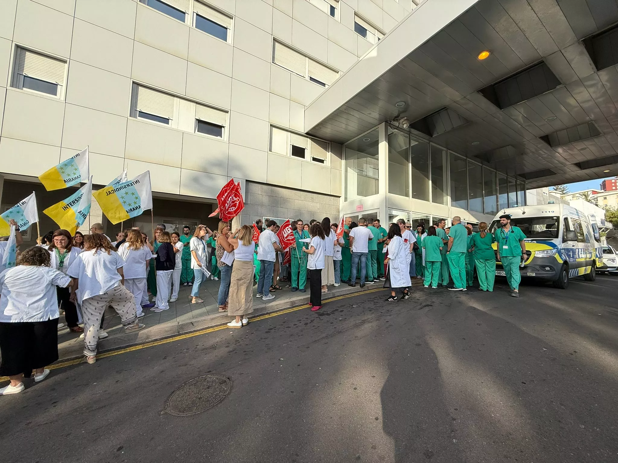 Movilización del personal sanitario, especialmente médicos, por fuera del Hospital de La Candelaria. / ATLÁNTICO HOY - ALBA MARICHAL