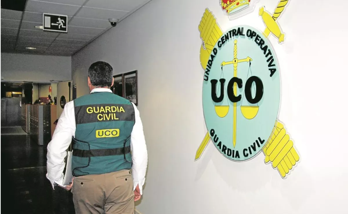 Un agente de la UCO en su sede./ UCO