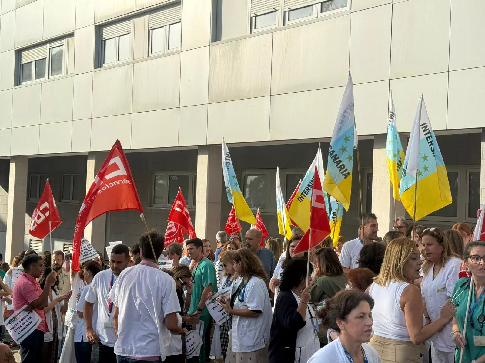 Instantes de la manifestación de sanitarios en a las puertas del Hospital Universitario Nuestra Señora de Candelaria. / ATLÁNTICO HOY - ALBA MARICHAL