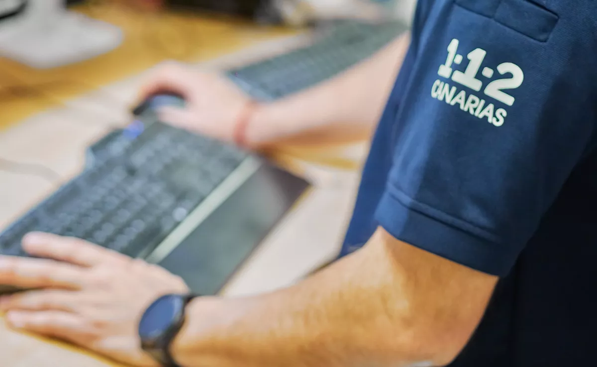 Imagen de un trabajador del 112 Canarias / 112 CANARIAS