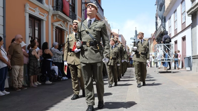 Momento del desfile militar en los acto por el Cristo de La LagunaMINISTERIO DE DEFENSA Momento del desfile militar en los acto por el Cristo de La LagunaMINISTERIO DE DEFENSA