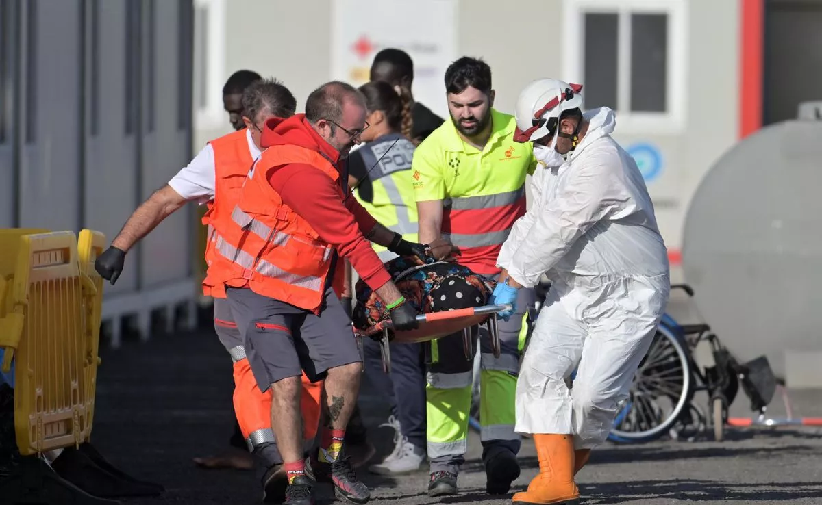 Las salvamar Navia y Diphda han rescatado este lunes a 235 personas de un cayuco en aguas cercanas a El Hierro. /EFE/ Gelmert Finol