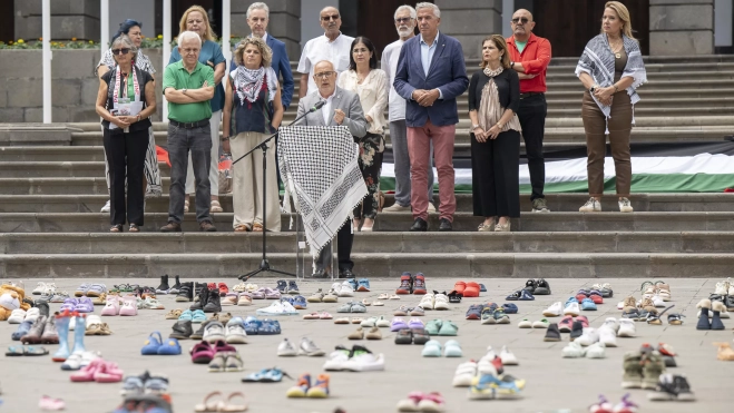 Antonio Morales esta mañana en la Plaza de Santa Ana en el acto por las víctimas infantiles en Gaza. Antonio Morales esta mañana en la Plaza de Santa Ana en el acto por las víctimas infantiles en Gaza.