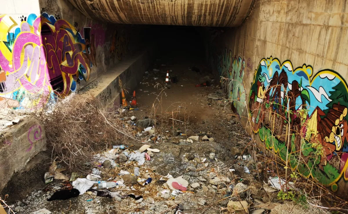Basura acumulada en las bóvedas del barranco Guiniguada / JUAN MANUEL RODRÍGUEZ 