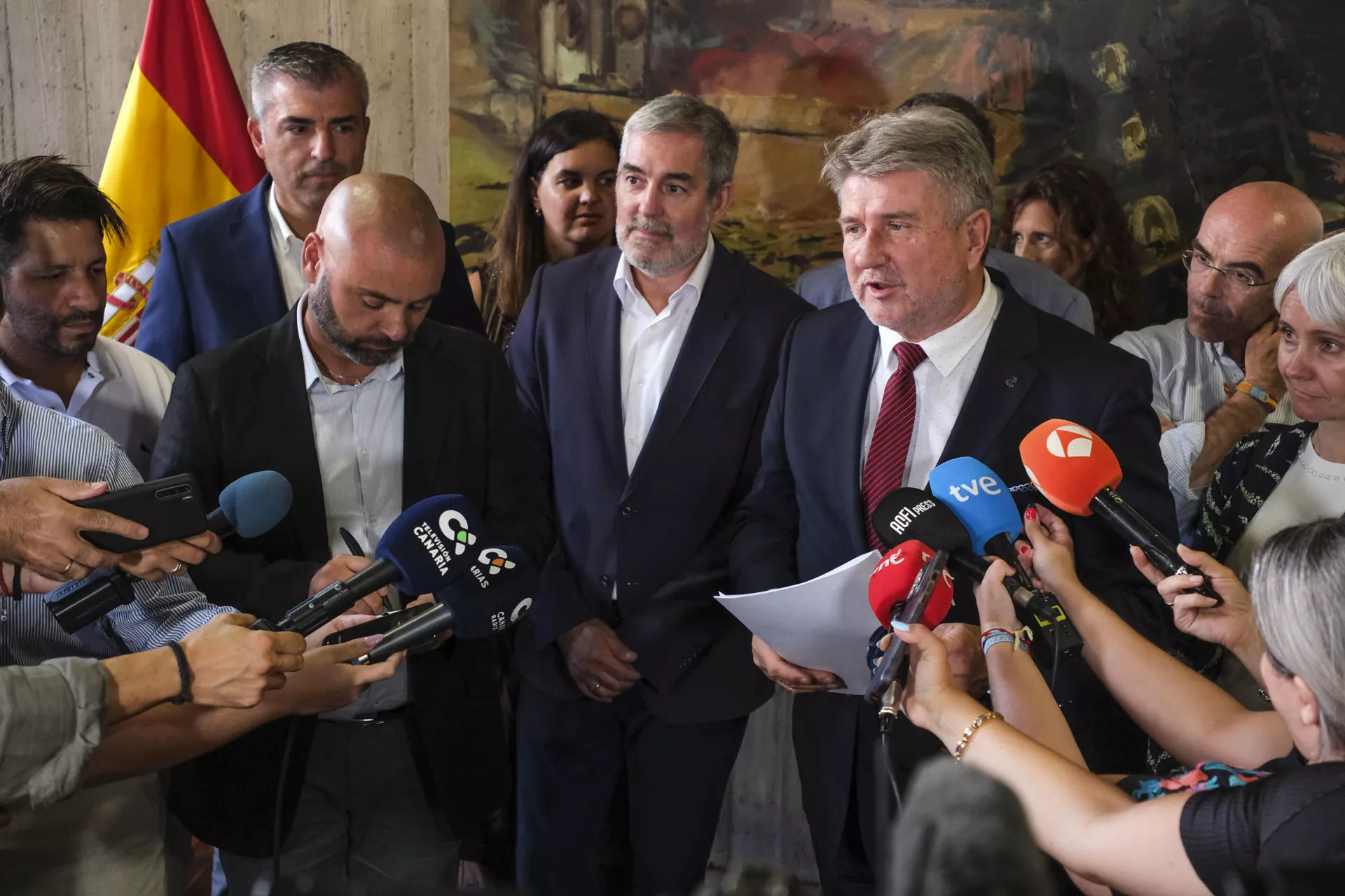 El presidente de Canarias, Fernando Clavijo (c), el vicepresidente, Manuel Domínguez (2i), y el presidente de la Comisión de Peticiones del Parlamento Europeo, Bogdan Rzonca (d). / EFE - ALBERTO VALDÉS
