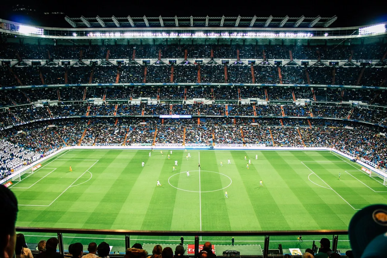 Estadio de fútbol durante un encuentro / UNSPLASH