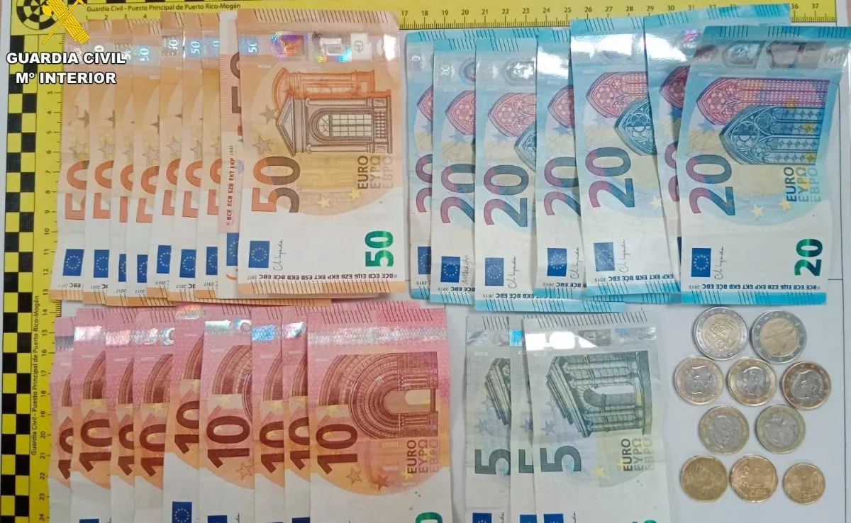 El dinero en efectivo que llevaba el hombre detenido como presunto autor de un delito de tráfico de drogas en Arguineguín. /Cedida