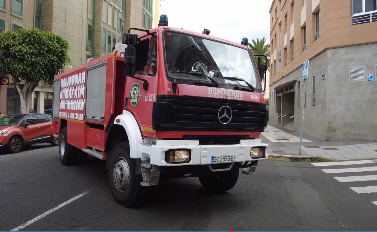 Un camión Mercedes 2031 de bomberos de Las Palmas de Gran Canaria, matriculado en 1995. AH