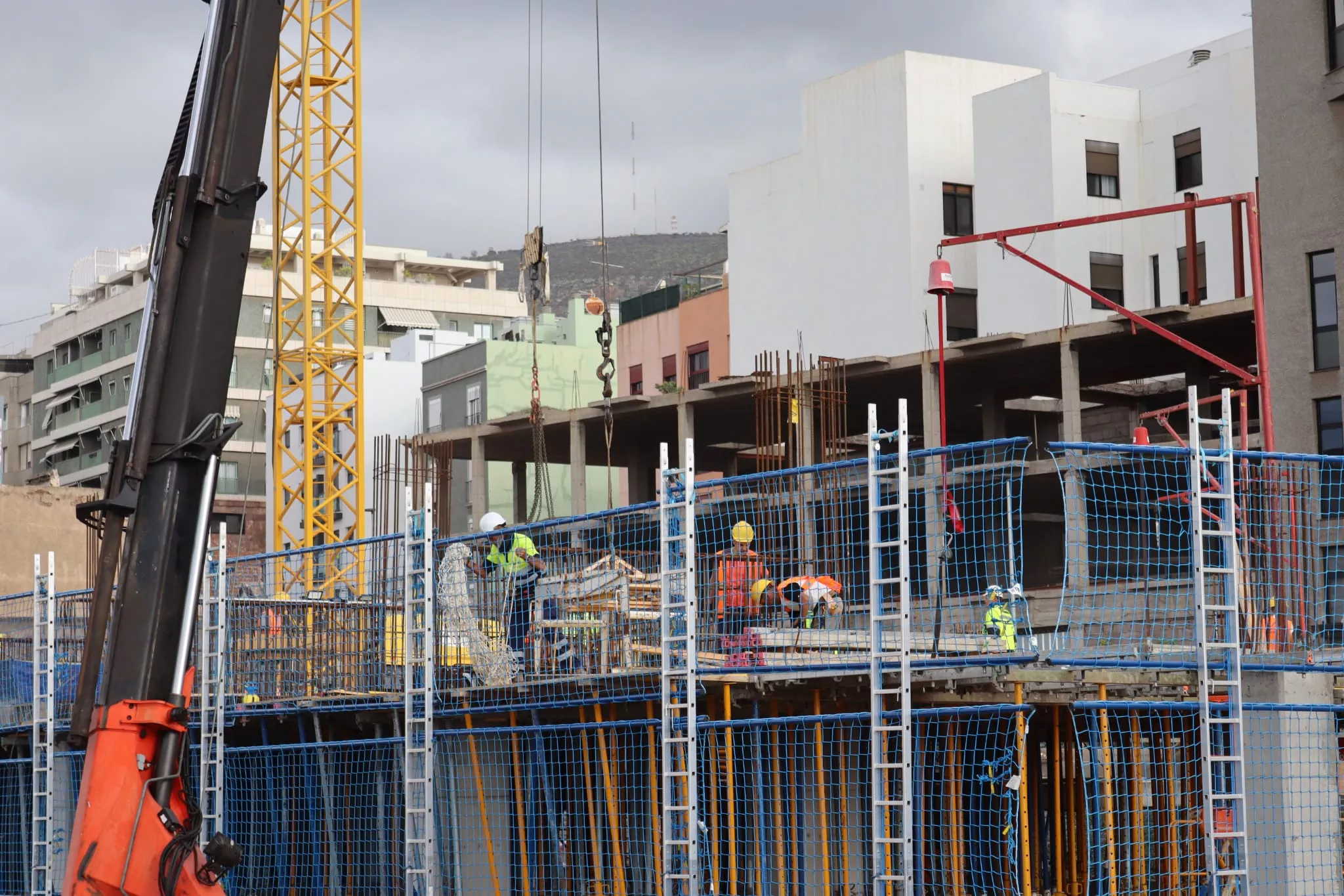 Trabajadores en una obras en Santa Cruz de Tenerife. / ATLÁNTICO HOY