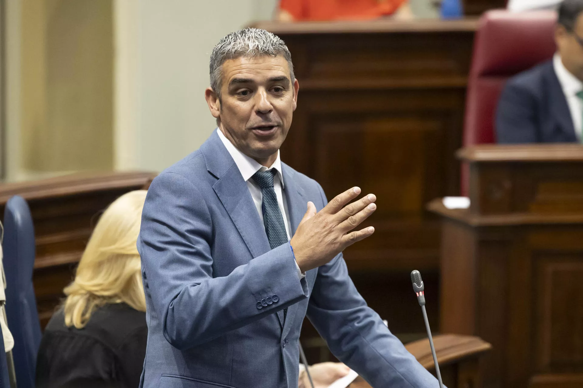 El consejero de Agricultura, Ganadería, Pesca y Soberanía, Narvay Quintero, en el Pleno del Parlamento de Canarias . / EFE - MIGUEL BARRETO