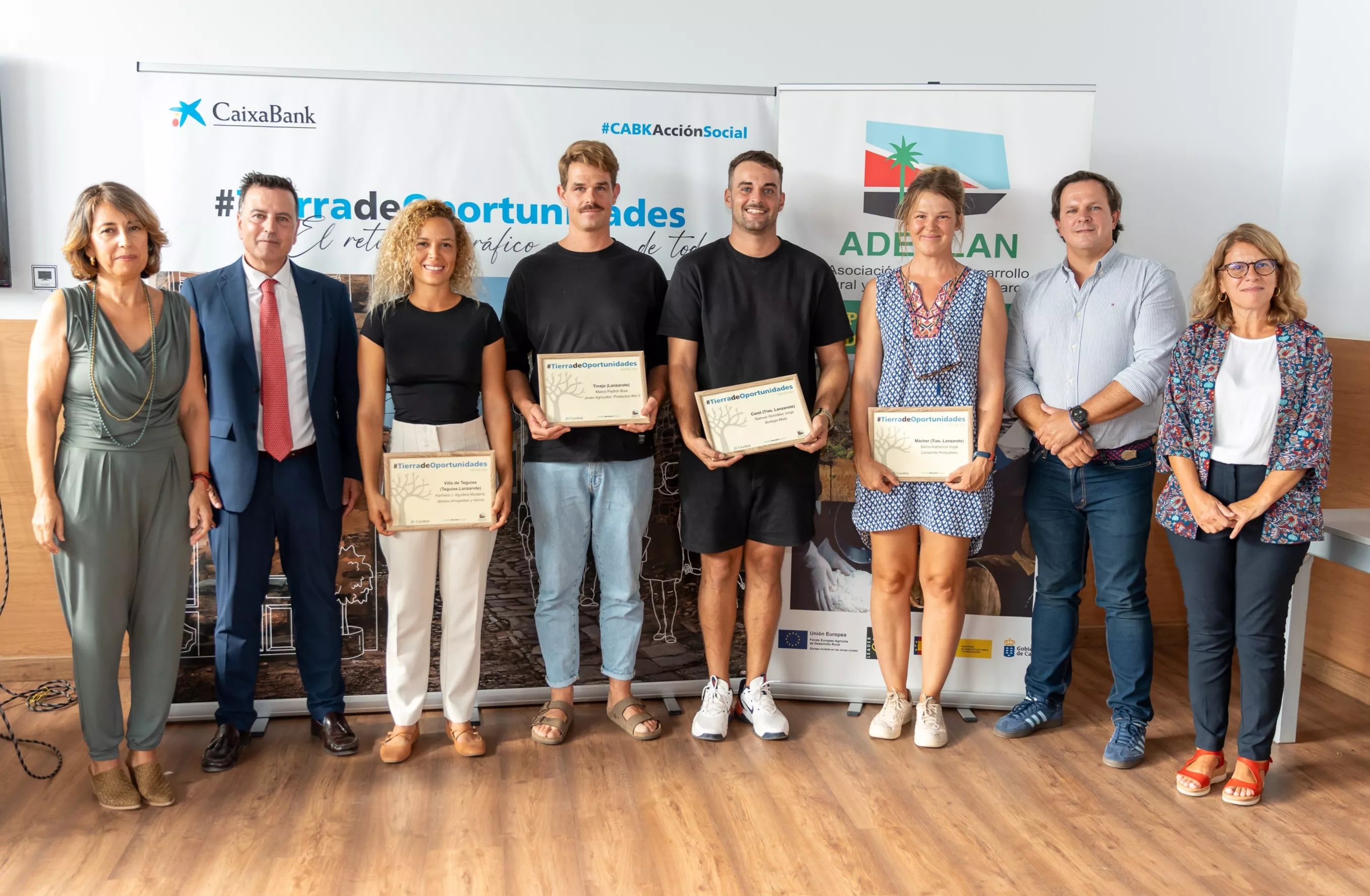 Foto de familia entrega de reconocimientos Tierra de Oportunidades 2025 Lanzarote. / CAIXABANK