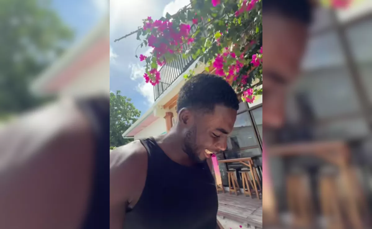 Captura del vídeo donde el joven canario se está comiendo la chocolatina / AH