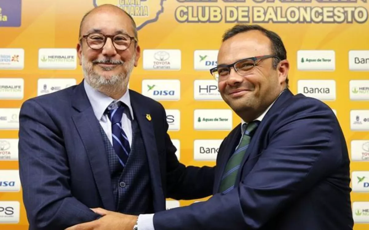 La UCO señala a Lucas Cruz — en la imagen, a la derecha — como administrador de una empresa que blanqueaba dinero de FX Winning. / EFE