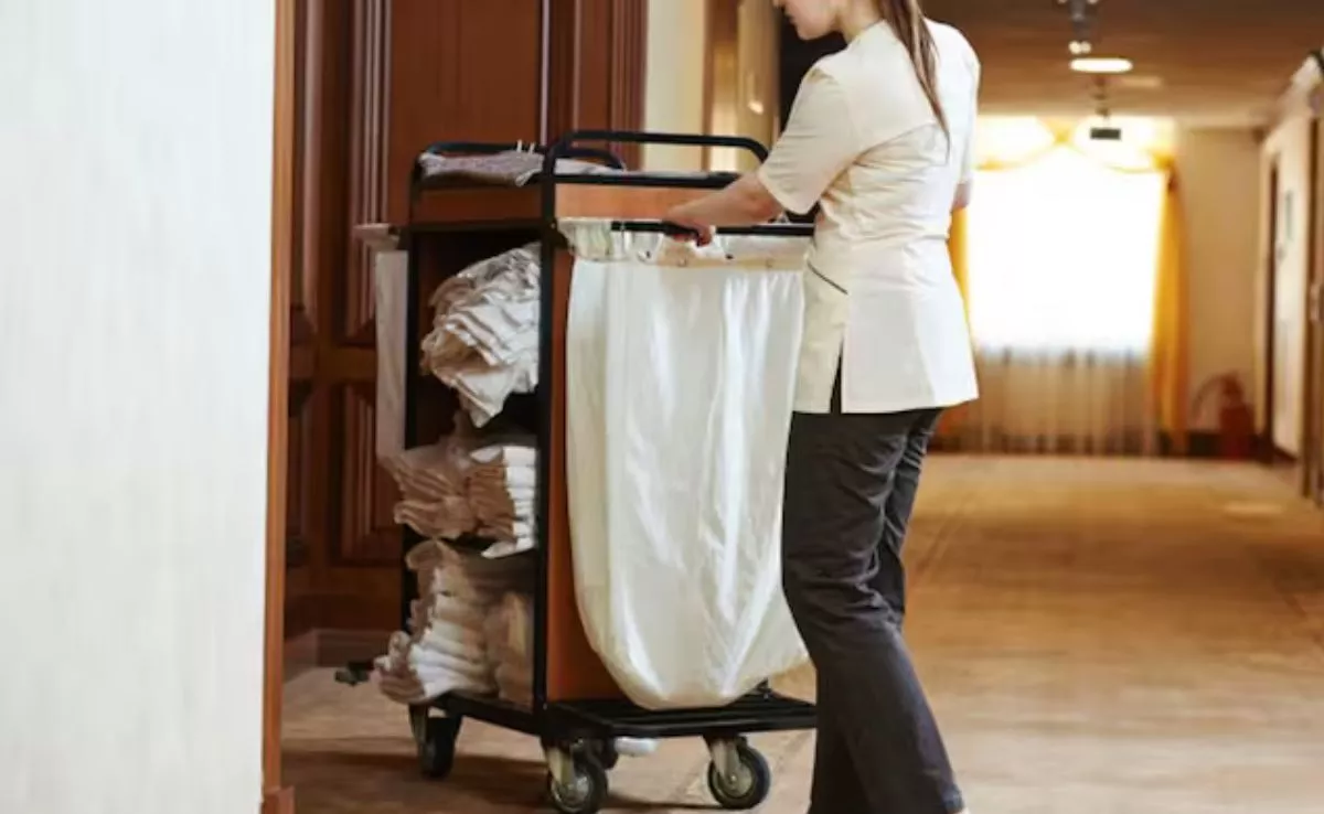 Camarera de piso trabajando en un hotel. /Archivo