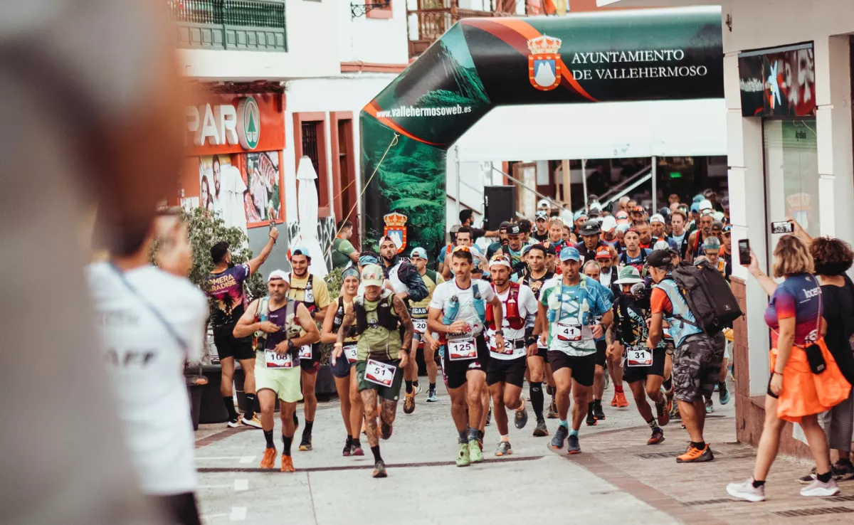 Salida de la distancia Maratón de la Gomera Paradise Trail desde Vallehermoso / CABILDO DE LA GOMERA