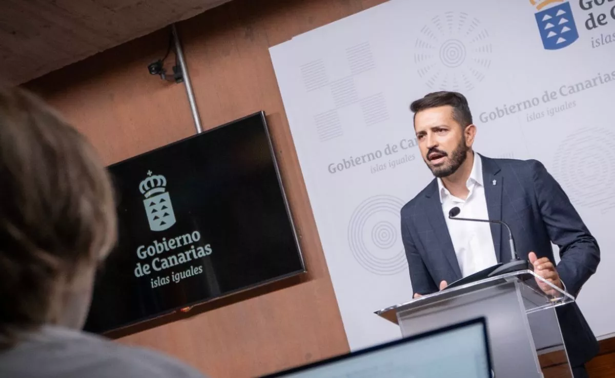  El viceconsejero de Comunicación del Ejecutivo regional, Jonathan Domínguez, en la presentación del lema "Islas iguales". /Cedida