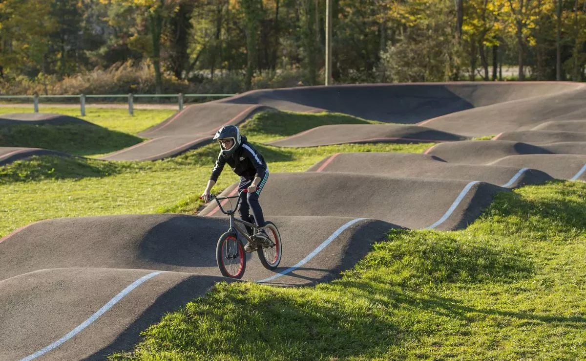 Un 'pump track' es un circuito destinado a deportes sobre ruedas. /Archivo