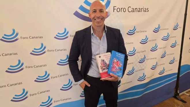 El consultor Julio Ceballos con sus libros 'Observar el arroz crecer' y 'El Calibrador de Estrellas'. AH El consultor Julio Ceballos con sus libros 'Observar el arroz crecer' y 'El Calibrador de Estrellas'. AH