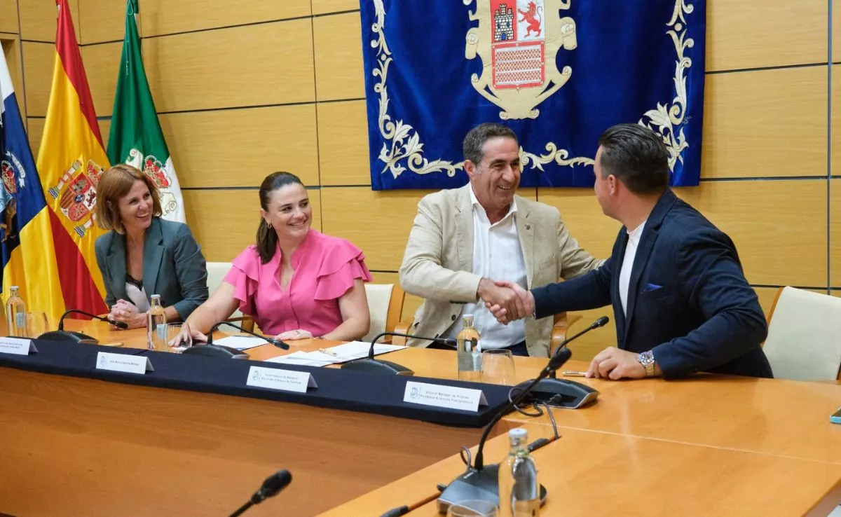 El viceconsejero de Bienestar Social, Francisco Candil, y el general manager de Meliá Hoteles, Lucas Torán, firman el acuerdo de colaboración. /Cedida