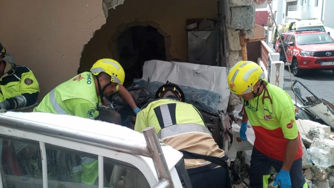 Un coche choca contra una vivienda y deja dos hombres heridos graves en Candelaria. / 112 CANARIAS