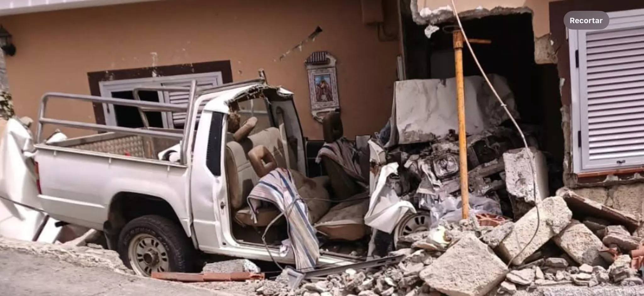 Un coche choca contra una vivienda y deja dos hombres heridos graves en Candelaria. / REDES