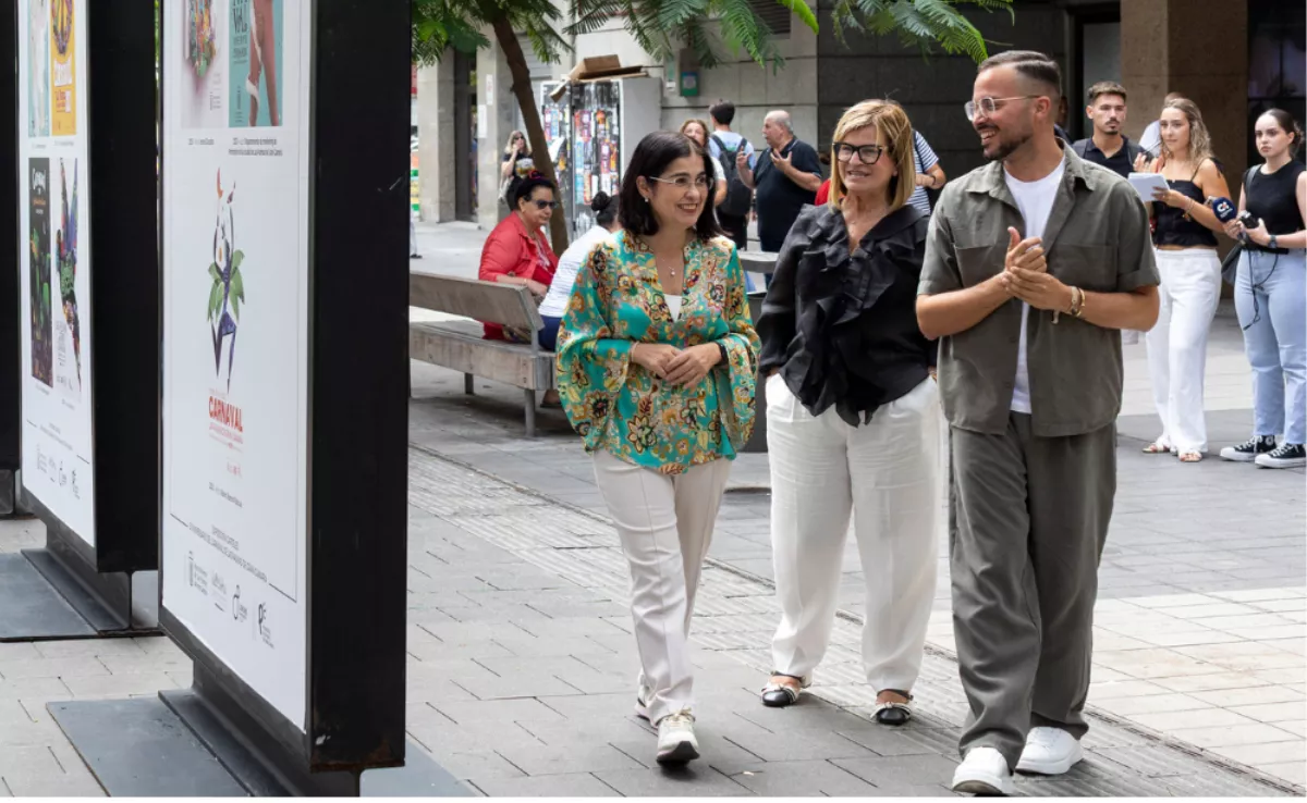 Josué Quevedo, en un acto del Carnaval, con lmmaculada Medina y Carolina Darias. / LPA