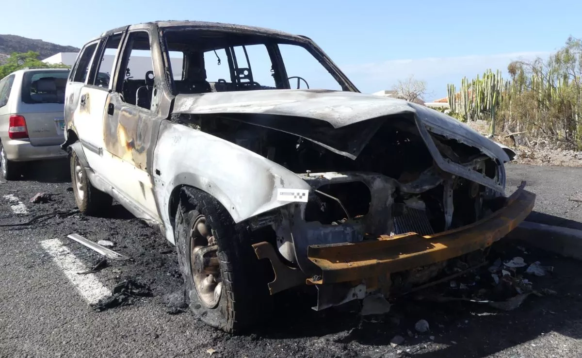Coche calcinado en Adeje. /Cedida