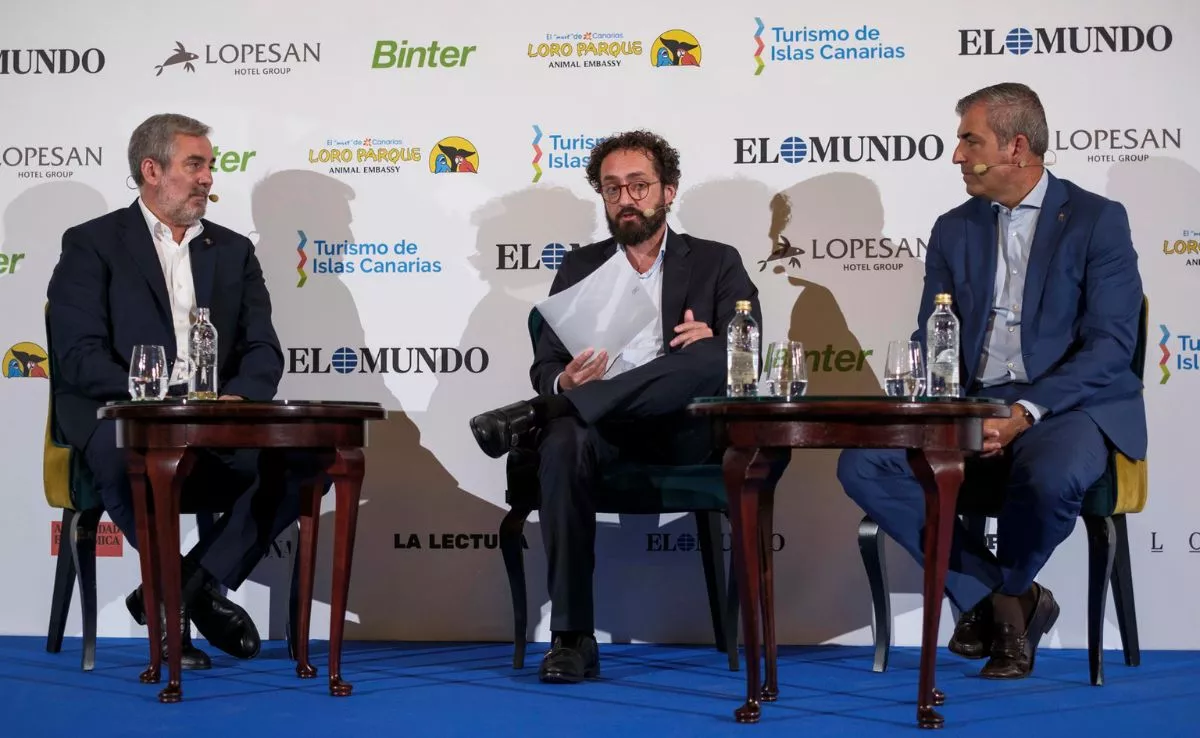 El presidente de Canarias, Fernando Clavijo, y su vicepresidente, Manuel Domínguez, con el director del diario El Mundo, Juan Manso. /EFE/Ángel Medina G.