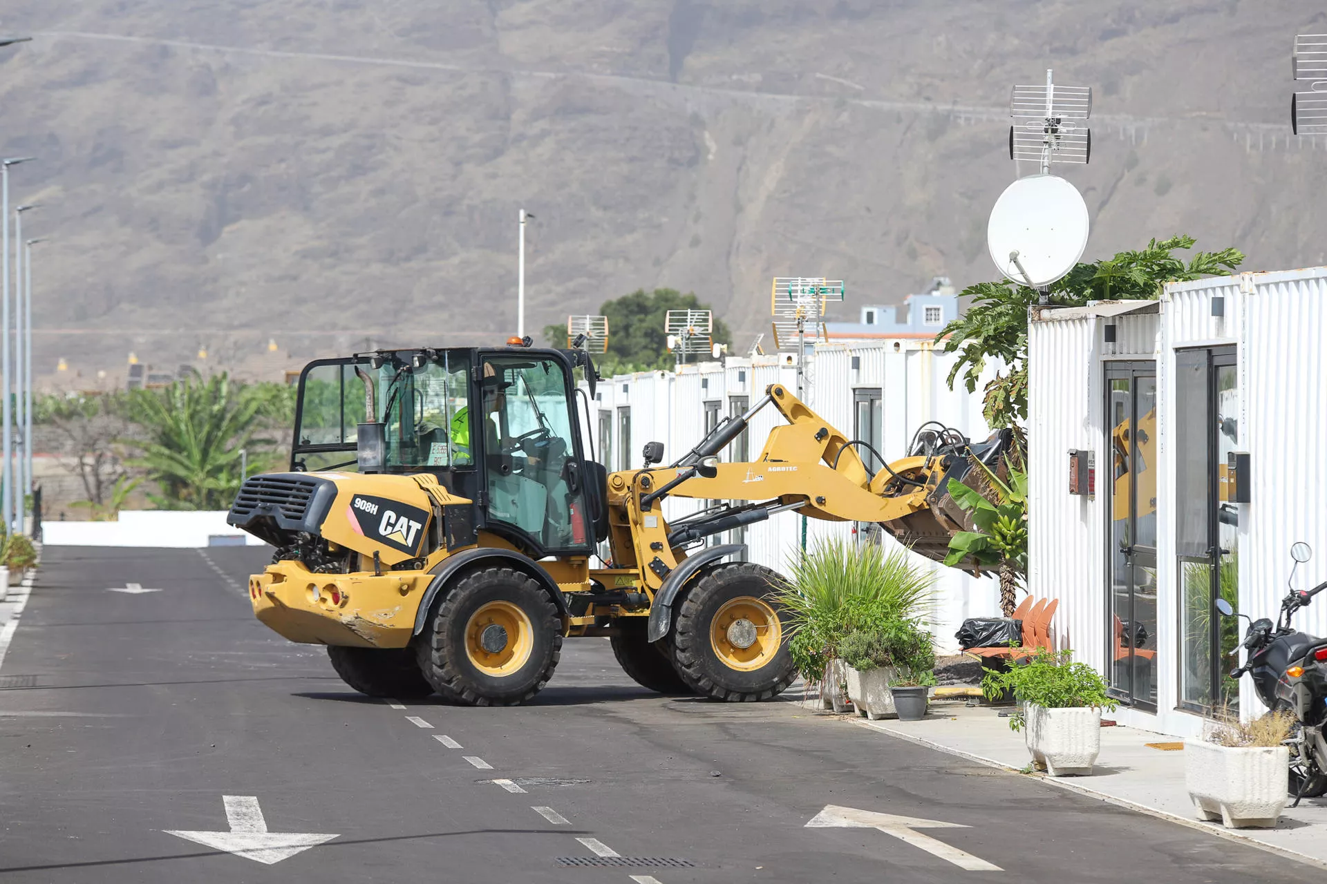 Retirada de 16 modulares provisionales instaladas de emergencia tras el volcán. / EFE - LUIS G. MORERA