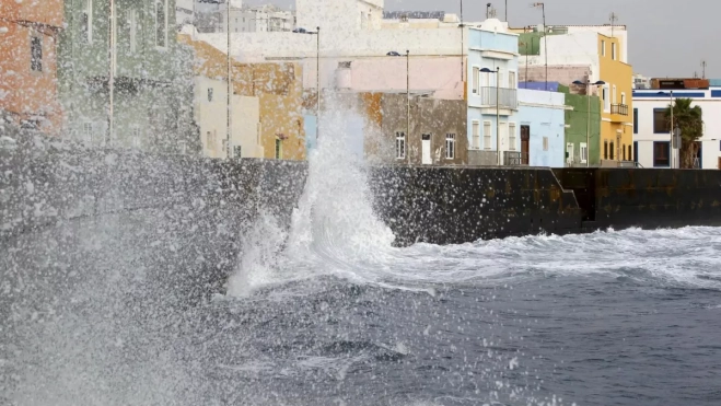 El barrio marinero de San Cristóbal inundado por las olasEFE (1) El barrio marinero de San Cristóbal inundado por las olasEFE (1)