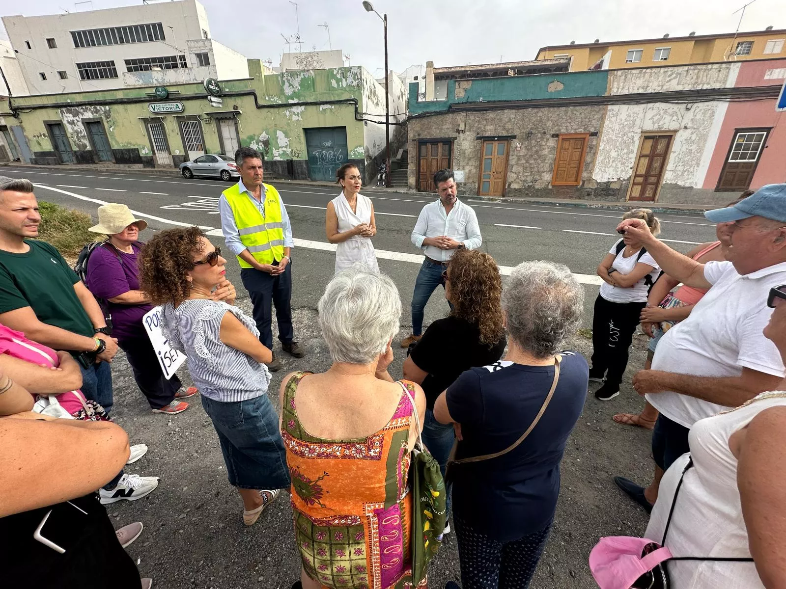 El grupo de Coalición Canaria (CC) en el Cabildo de Gran Canaria, en un encuentro con los vecinos afectados por la carretera de Cuesta Ramón (Marzagán). / CC GRAN CANARIA