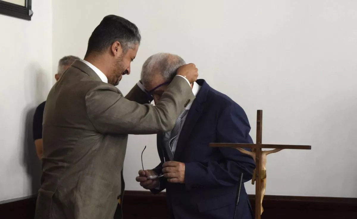 Alberto Jorge de la Rosa toma posesión de su acta como concejal en el Ayuntamiento de La Laguna. /Cedida