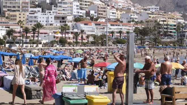Imagen de turistas en Canarias / EFE Imagen de turistas en Canarias / EFE