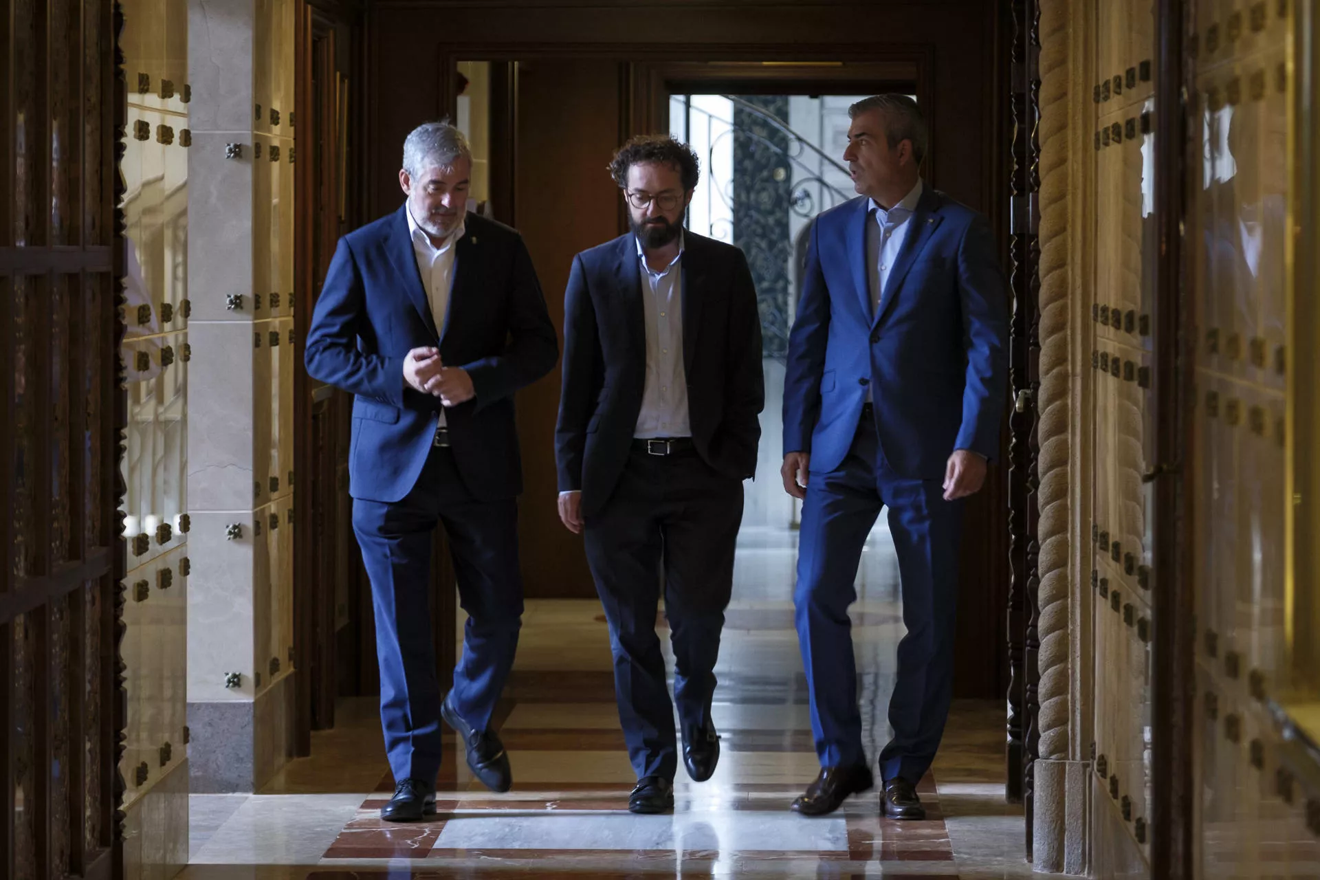El presidente de Canarias, Fernando Clavijo (CC) (i), y su vicepresidente, Manuel Domínguez (PP) (d), conversan con el director del diario El Mundo, Juan Manso (c) / EFE - ÁNGEL MEDINA G 