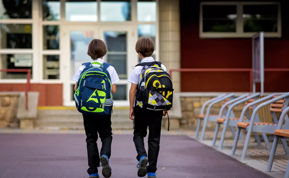 Equipos directivos de centros canarios reciben orientación sobre medidas ante altas temperaturas. En Imagen, niños yendo al colegio. / CANVA
