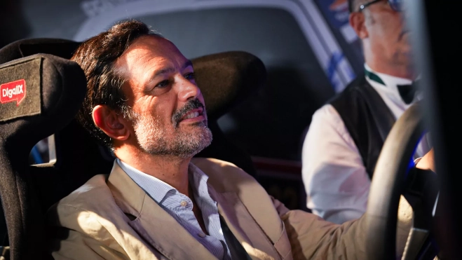 El vicepresidente del Cabildo de Tenerife, Lope Afonso, probando el simulador de rally de Zona Racing Canarias./ CEDIDA