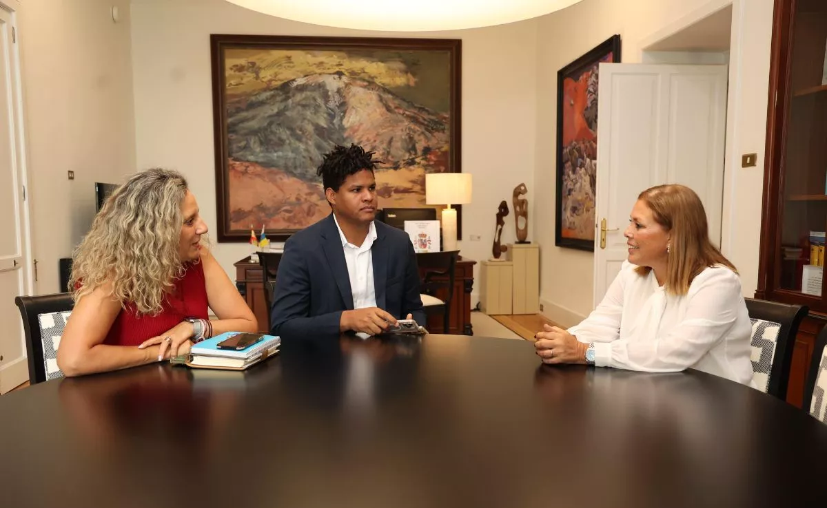 Daniel Jackson, presidente y fundador de la asociación Mi Mundo en Silencio, junto a la presidenta del Parlamento de Canarias, Astrid Pérez (d), y  la diputada Marta Gómez (i). /Cedida