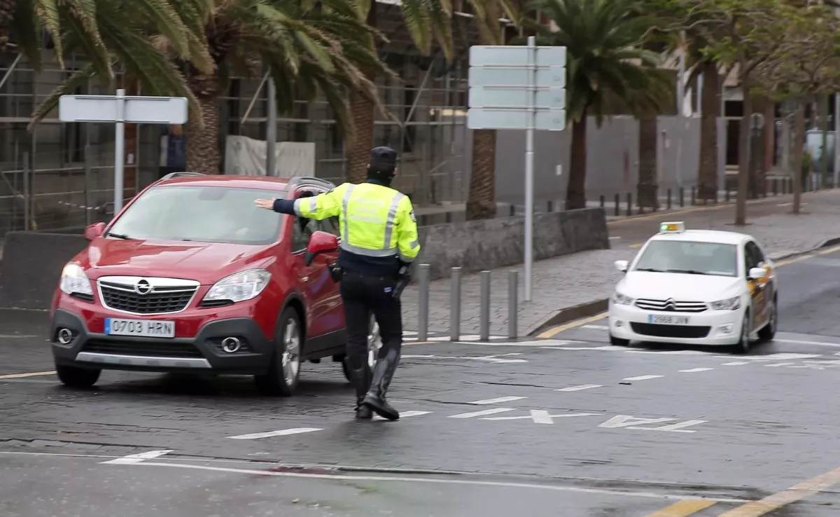 Coches circulando por Santa Cruz de Tenerife / EFE