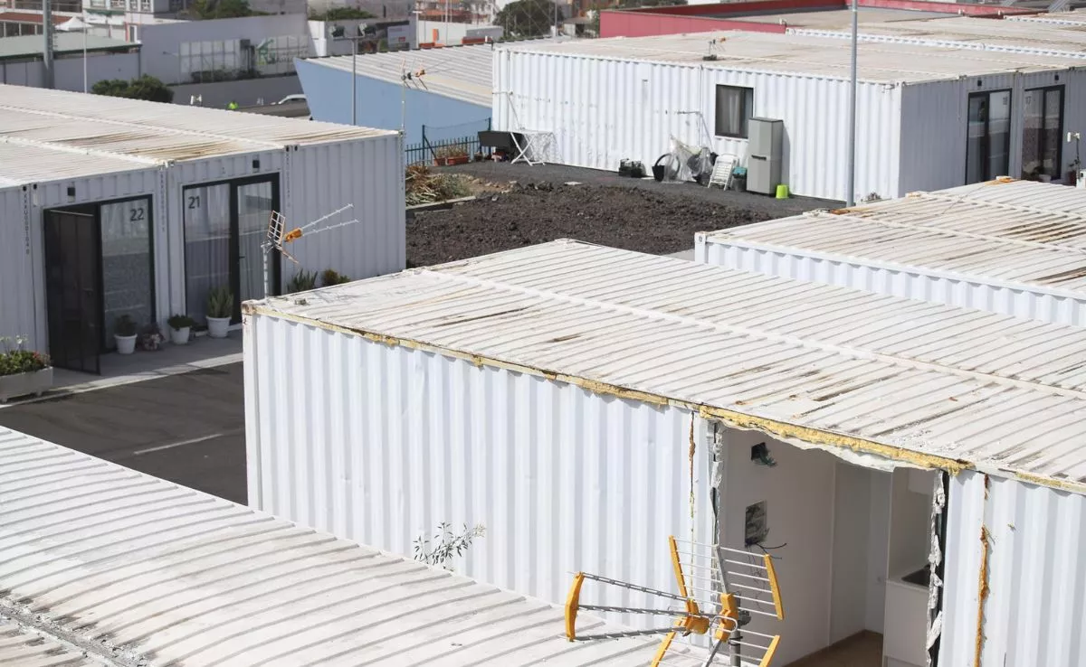 Viviendas modulares que sirven de hogar a los palmeros que perdieron sus casas bajo el volcán. /EFE