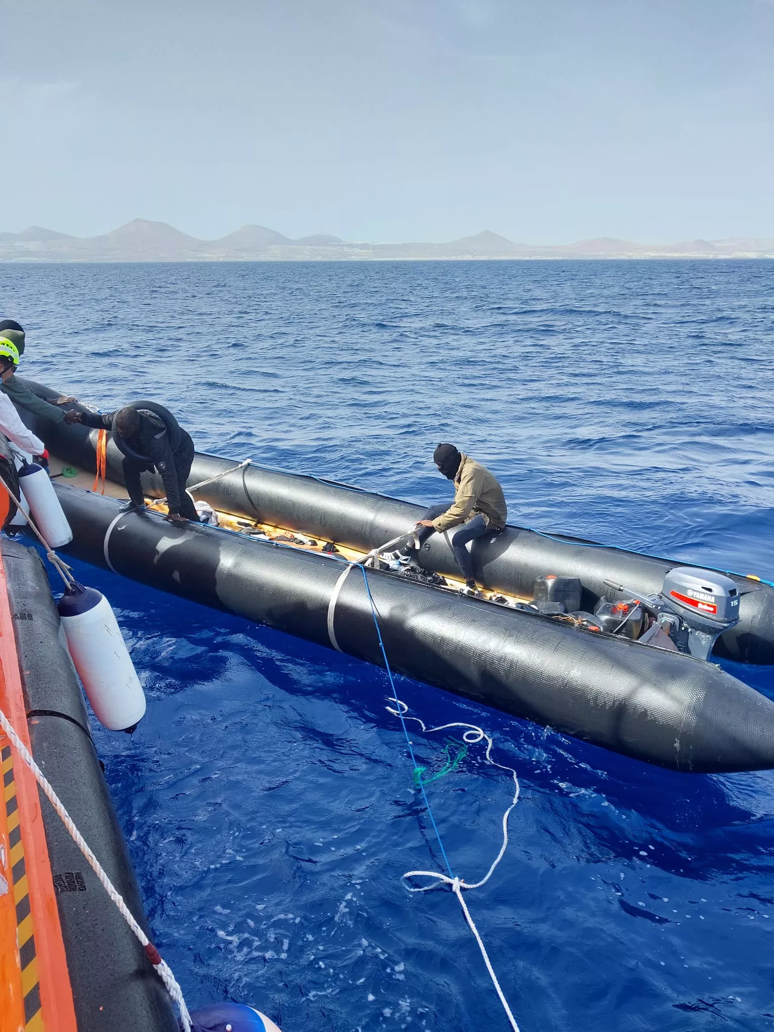 Rescate de una lancha neumática con 57 personas a bordo en Lanzarote. / SALVAMENTO MARÍTIMO 