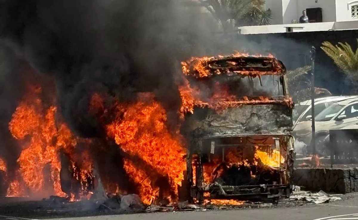 Guagua ardiendo en Playa Blanca, Lanzarote. / TELEVISIÓN CANARIA