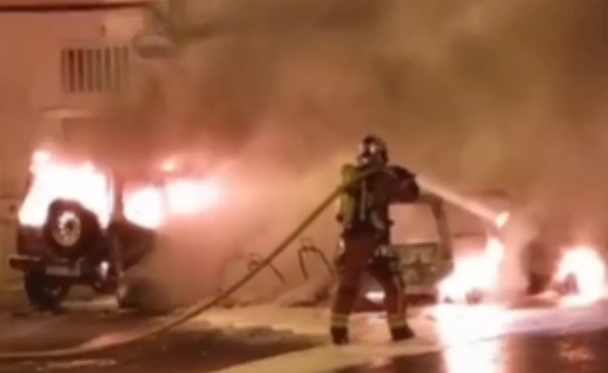 Varios coches quemados en el camino al Polvorín, en el barrio de San Juan de Las Palmas de Gran Canaria. / CEDIDA