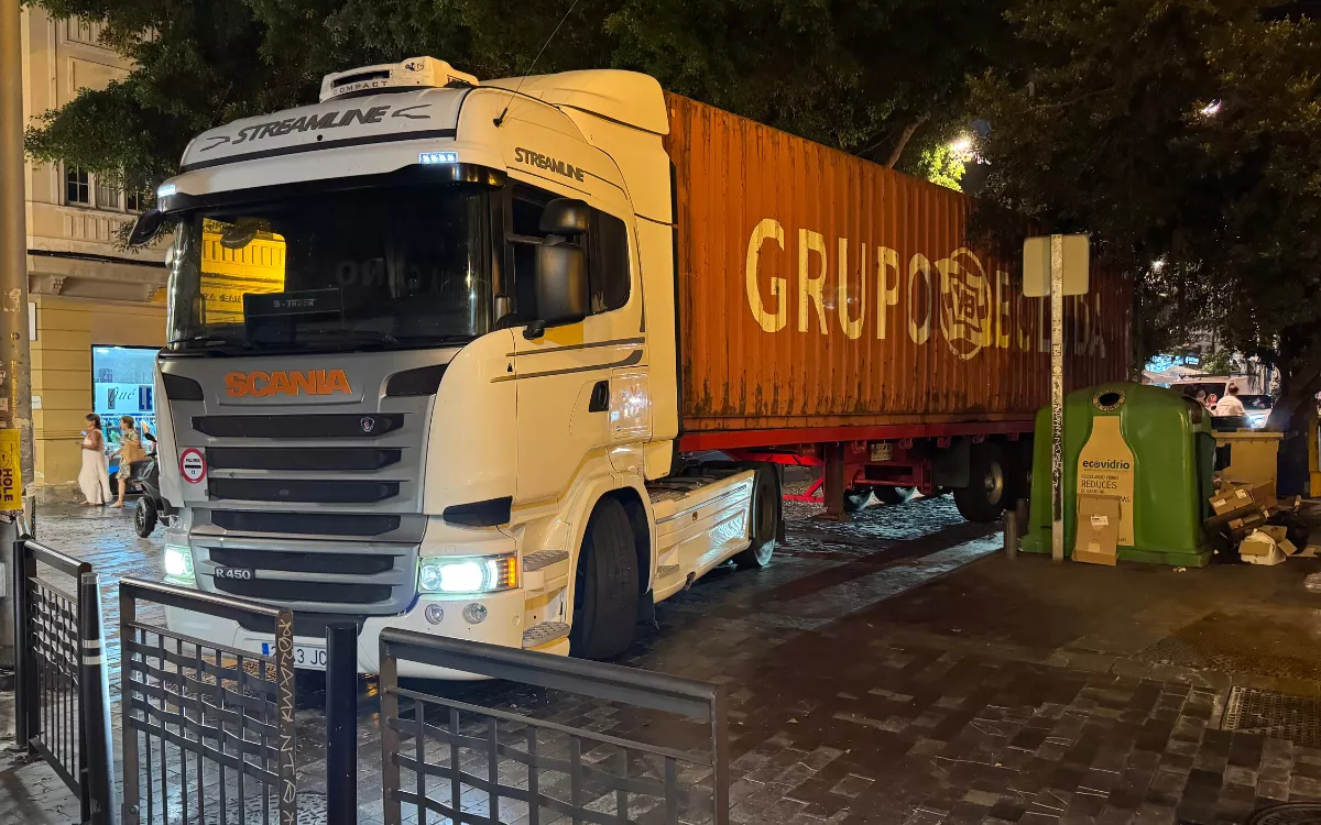 Un tráiler colapsa San Bernardo al quedarse atascado en la curva hacia Viera y Clavijo. / AH