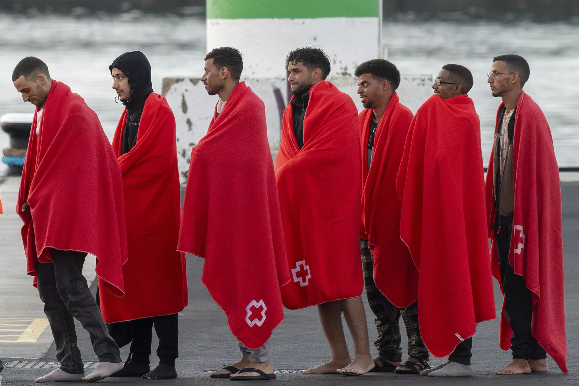 Un grupo de 50 inmigrantes de origen magrebí, 49 hombres y una mujer, ha sido rescatado tras quedar a la deriva en el mar a casi 100 kilómetros de Arrecife de Lanzarote en una lancha neumática. / EFE - ADRIEL PERDOMO