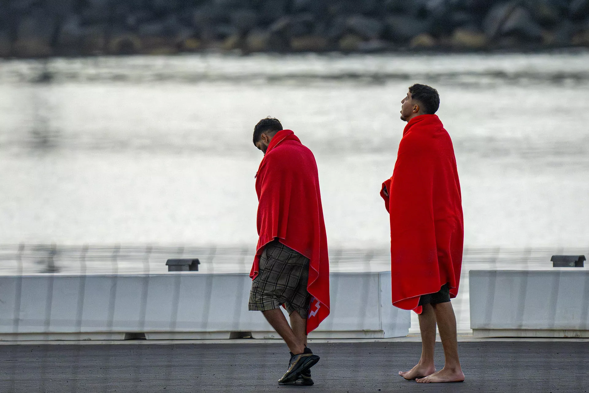 Un grupo de 50 inmigrantes de origen magrebí, 49 hombres y una mujer, ha sido rescatado tras quedar a la deriva en el mar a casi 100 kilómetros de Arrecife de Lanzarote en una lancha neumática. / EFE - ADRIEL PERDOMO