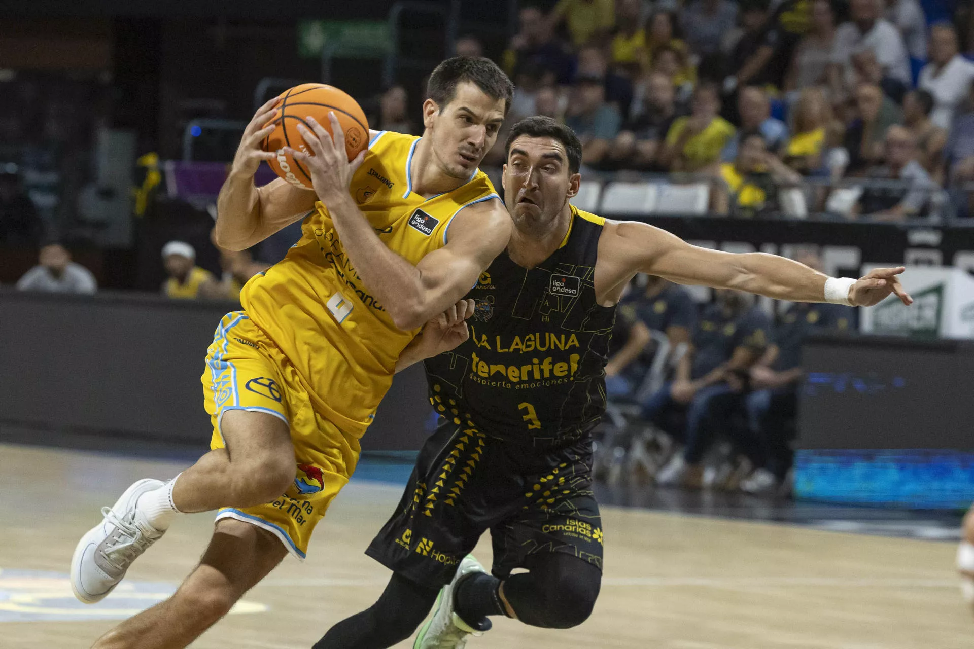 El Dreamland Gran Canaria gana en Tenerife pero el título de la Copa Canarias se queda en La Laguna. En la imagen, Nico Brussino entra a canasta. / MIGUEL BARRETO-EFE