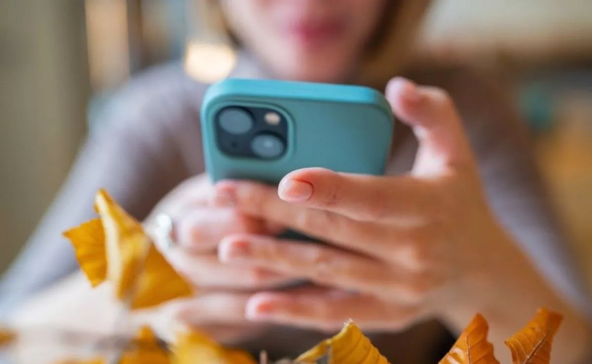 Mujer mira su teléfono móvil. /Cedida