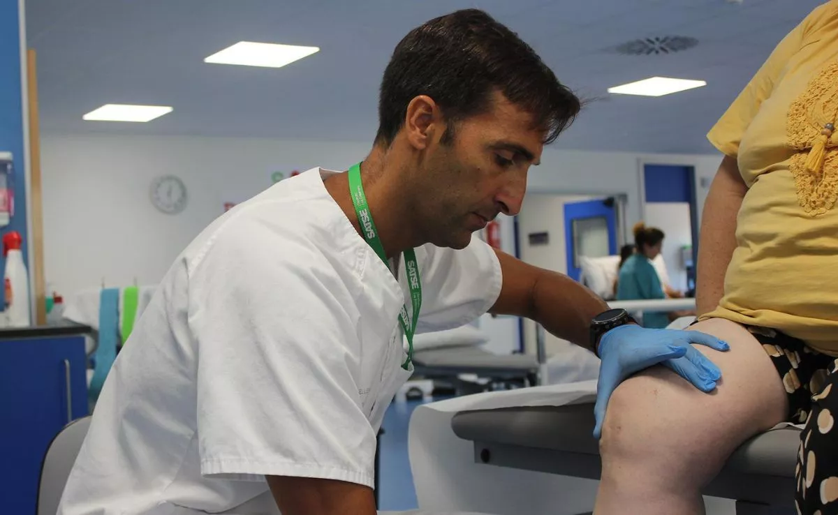 Fisioterapeuta en un centro sanitario. /Cedida
